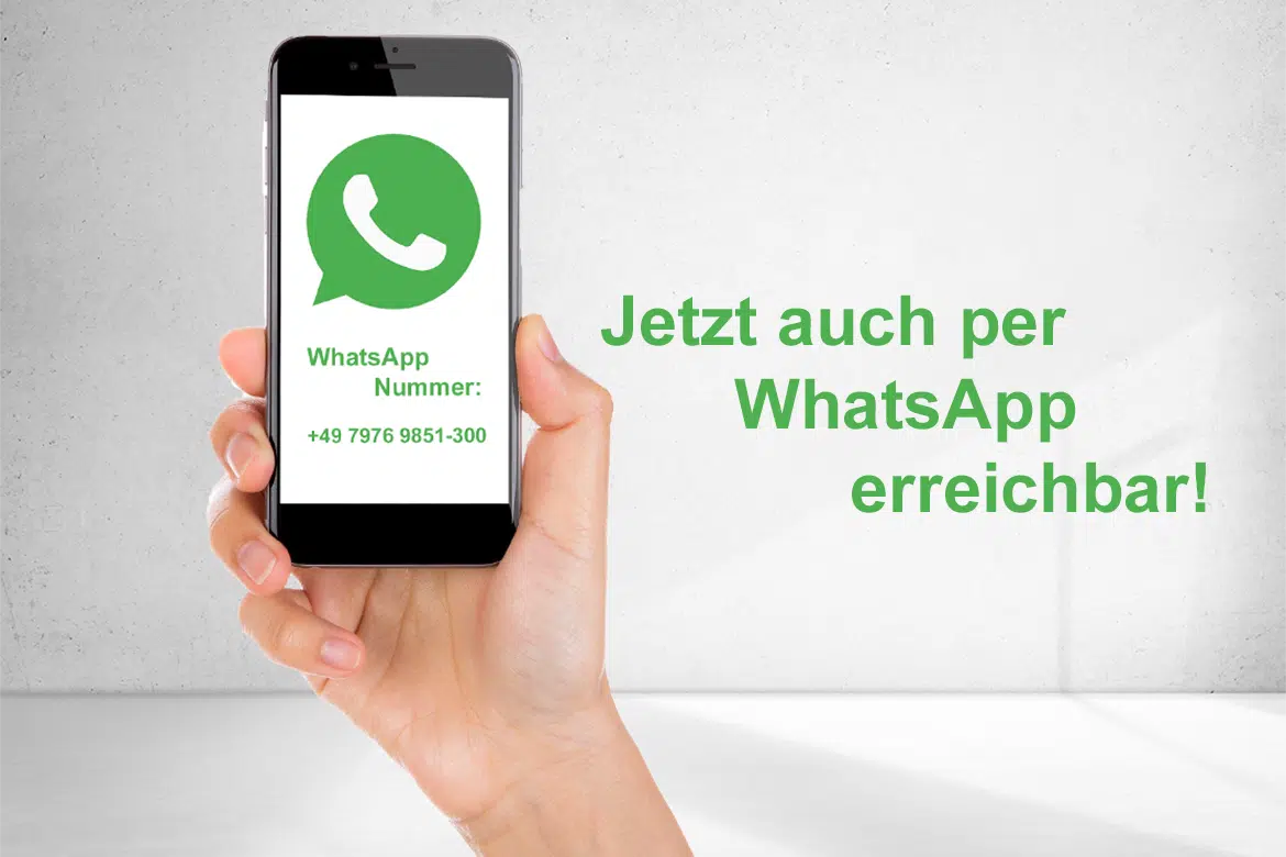 Hand mit Handy mit Hinweis auf WhatsApp und unserer Nummer